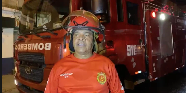 Devastador incendio arrasa con cuatro viviendas en El Cerro de Papatín, en Santiago